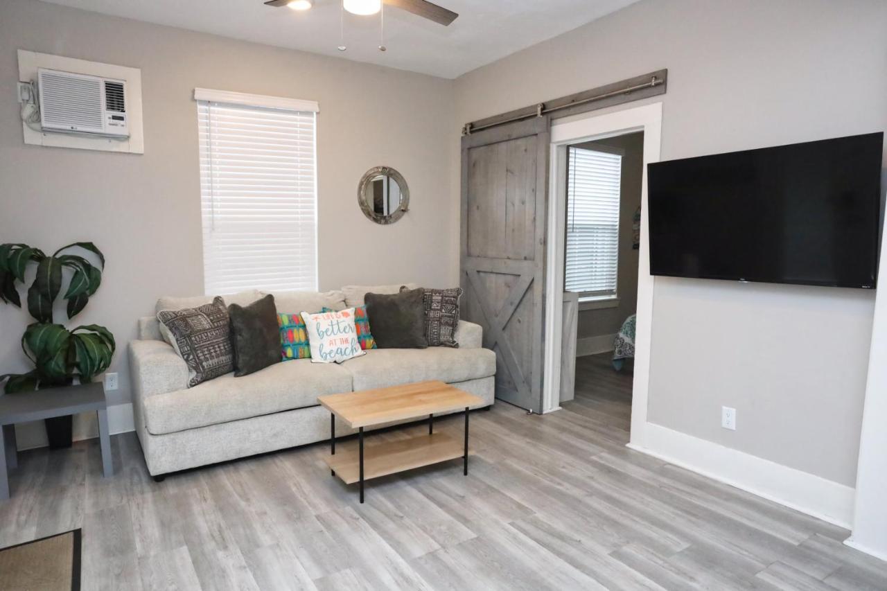 Hidden Hideaway! Bungalow 2 Blocks From The Beach! Sleeps 3 Vila Galveston Exterior foto