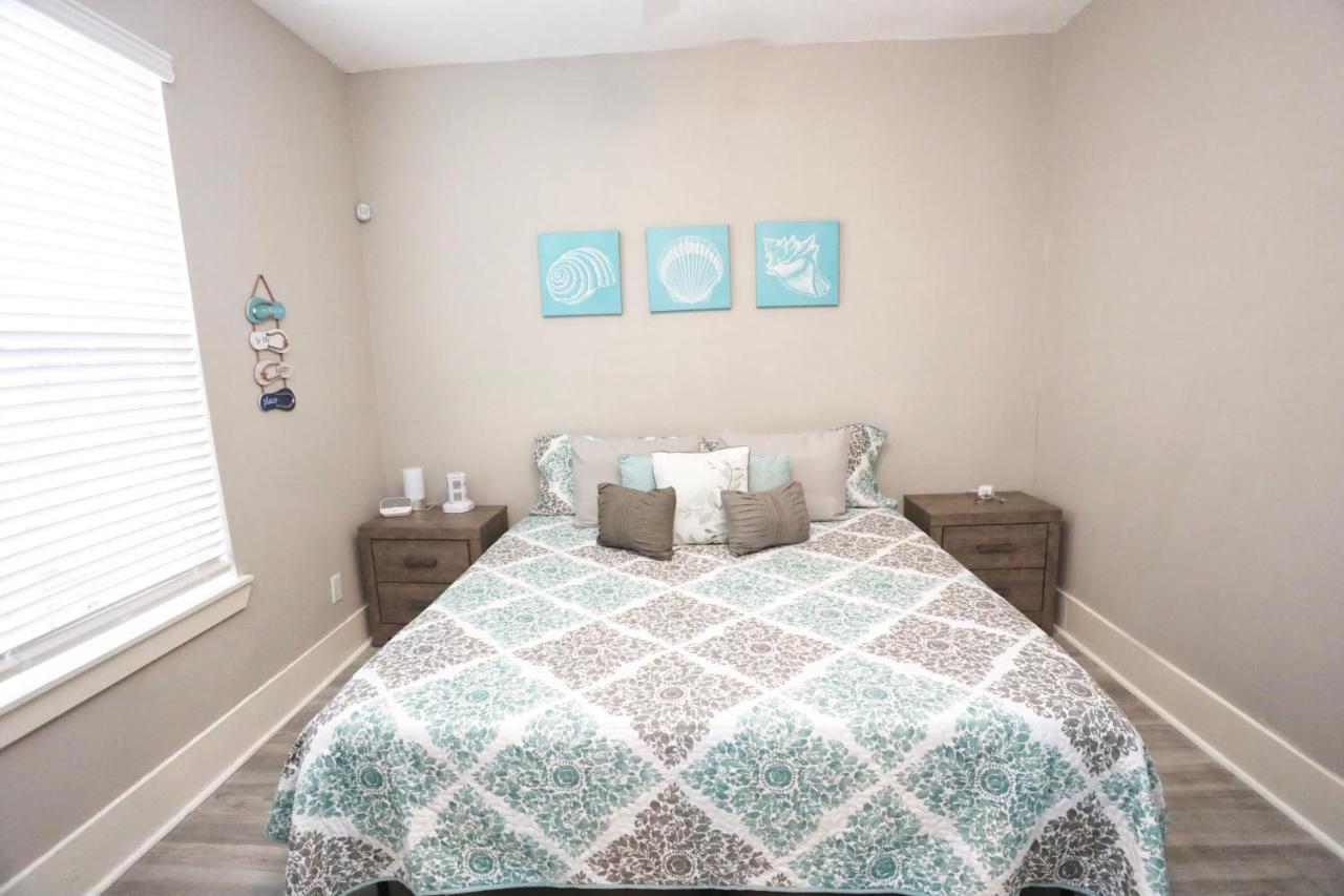 Hidden Hideaway! Bungalow 2 Blocks From The Beach! Sleeps 3 Vila Galveston Exterior foto