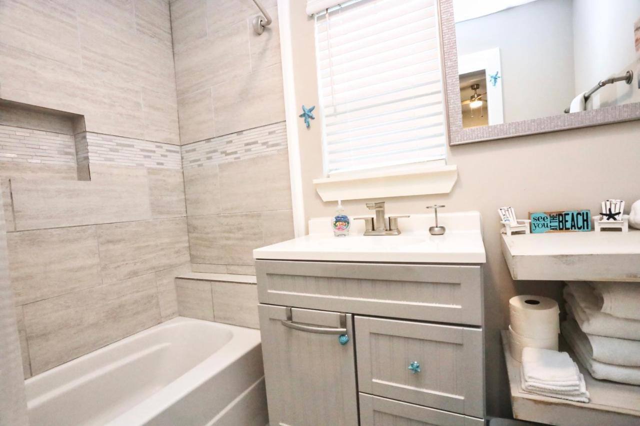 Hidden Hideaway! Bungalow 2 Blocks From The Beach! Sleeps 3 Vila Galveston Exterior foto